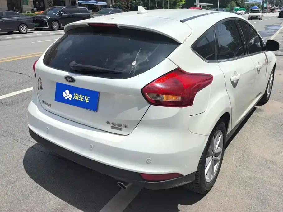 2017 Ford Focus Hatchback EcoBoost 180 Automatic Elite — миниатюра 3