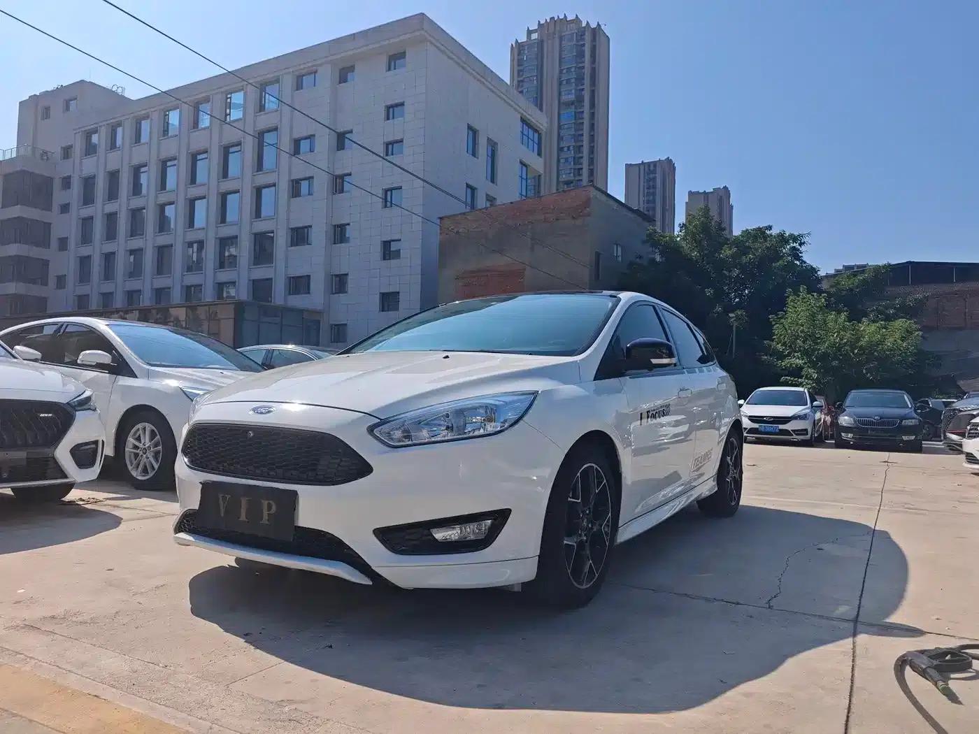 2017 Ford Focus Hatchback EcoBoost 180 Automatic Elite — миниатюра 1