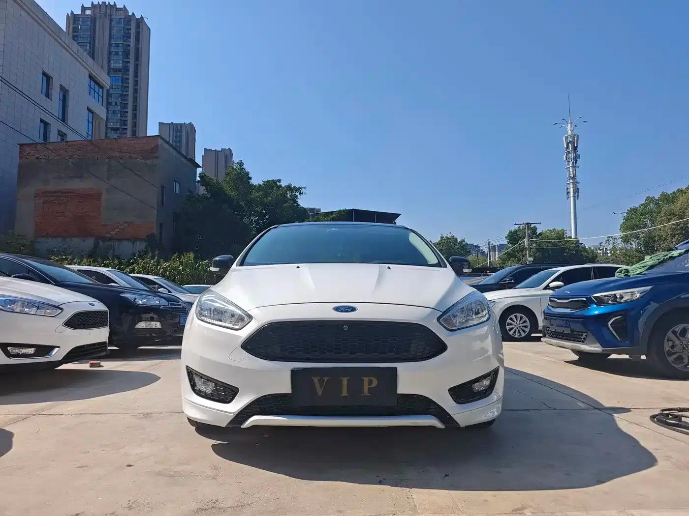 2017 Ford Focus Hatchback EcoBoost 180 Automatic Elite — миниатюра 2