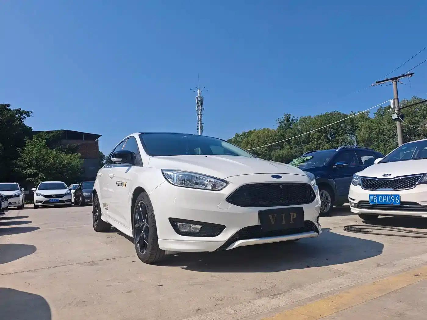 2017 Ford Focus Hatchback EcoBoost 180 Automatic Elite — миниатюра 3