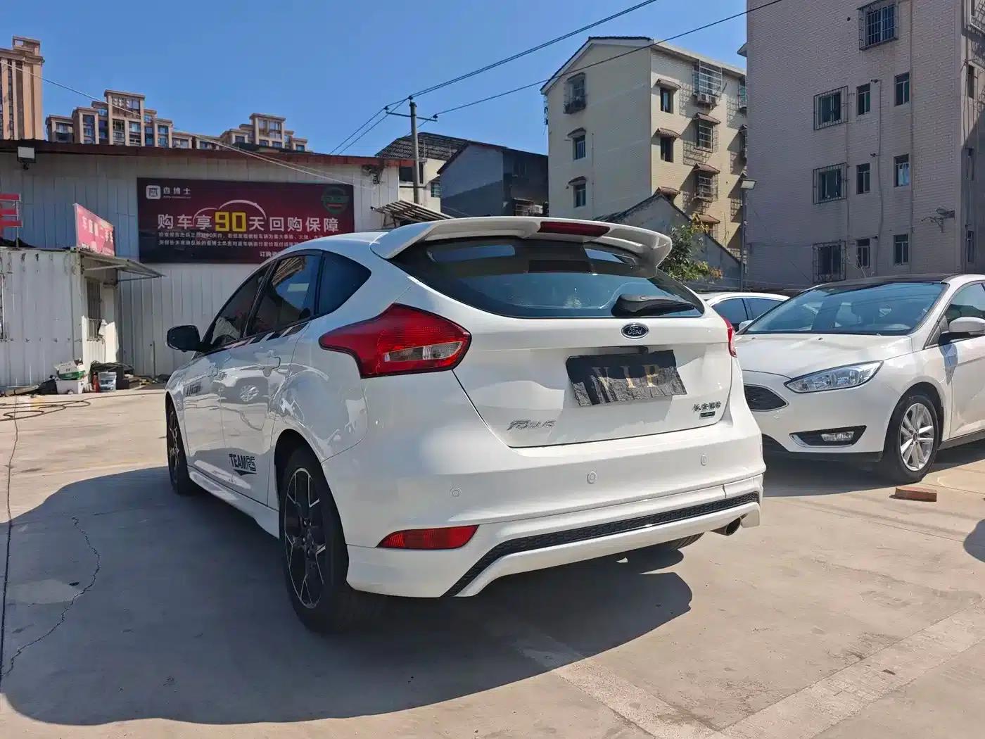 2017 Ford Focus Hatchback EcoBoost 180 Automatic Elite — миниатюра 4