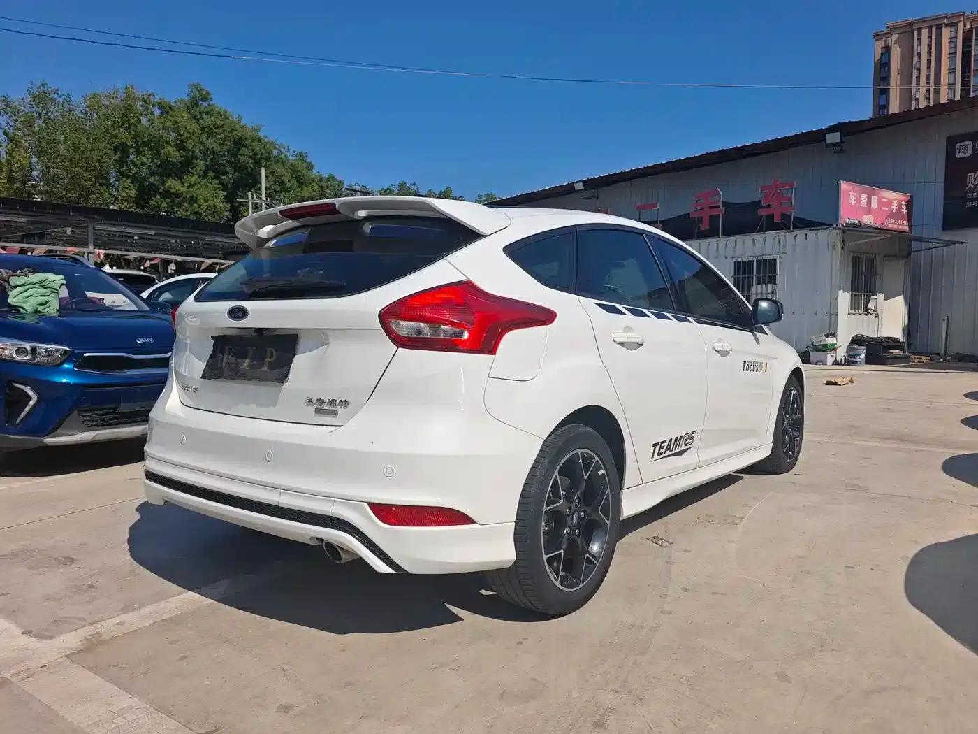2017 Ford Focus Hatchback EcoBoost 180 Automatic Elite — миниатюра 6