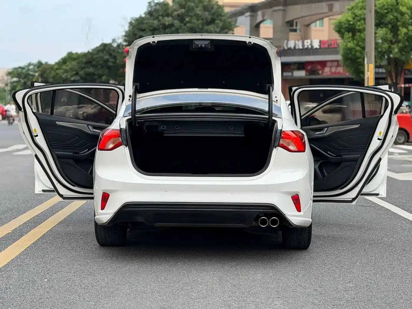 2020 Ford Focus Sedan EcoBoost 180 Automatic Trend Edition — миниатюра 16