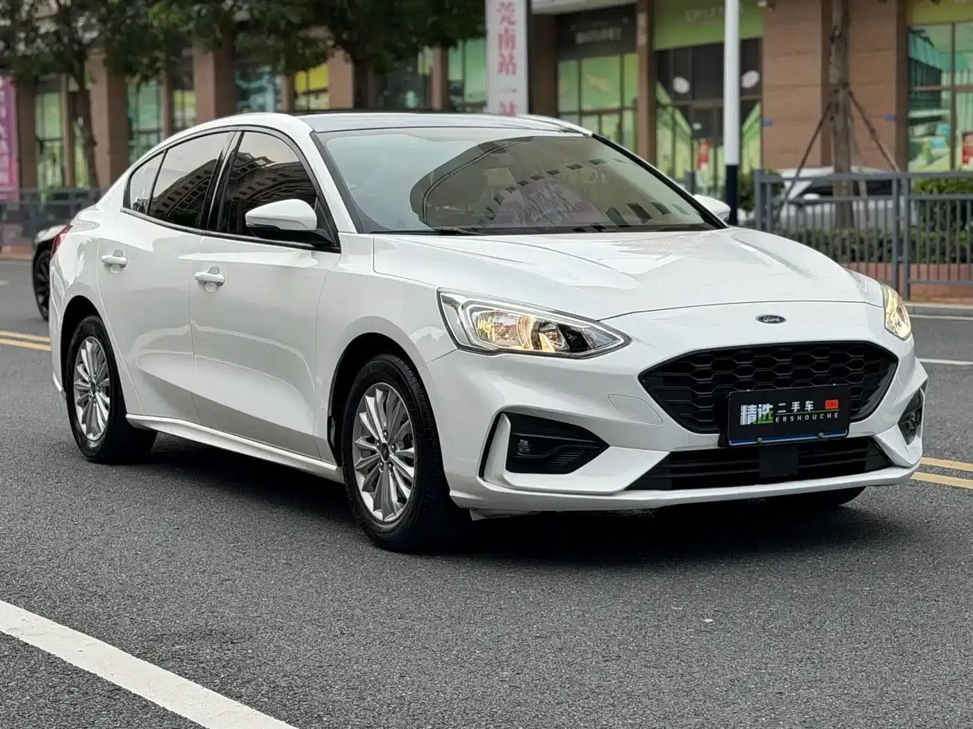 2020 Ford Focus Sedan EcoBoost 180 Automatic Trend Edition — миниатюра 3