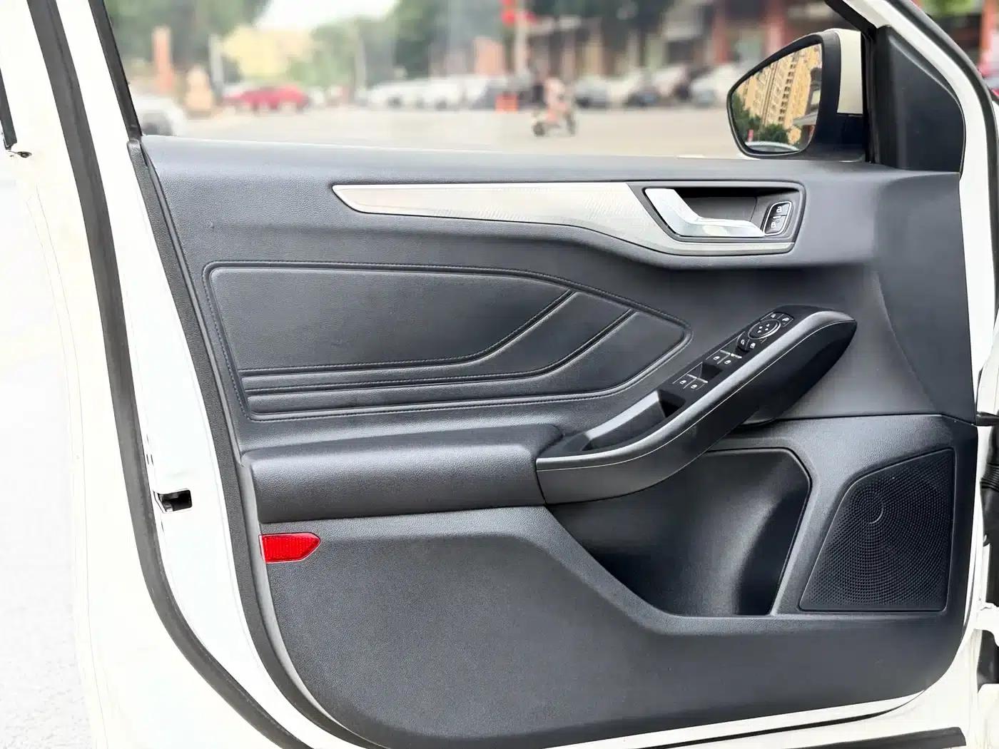 2020 Ford Focus Sedan EcoBoost 180 Automatic Trend Edition — миниатюра 9