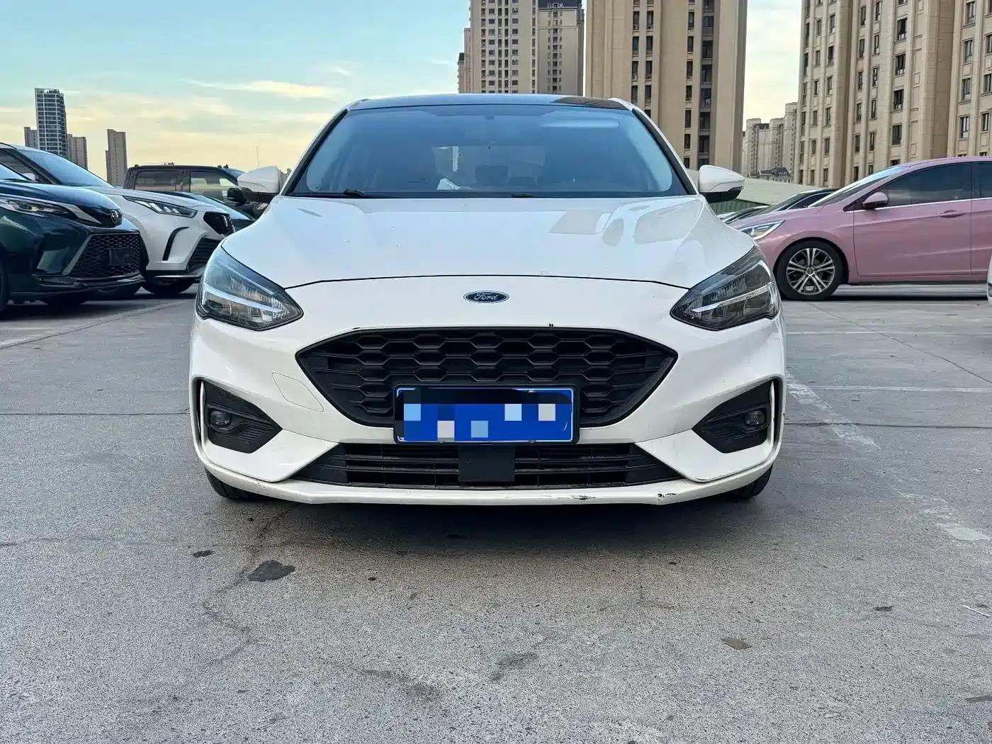 Ford Focus 2021 Hatchback EcoBoost 180 Automatic Trend Edition — миниатюра 3