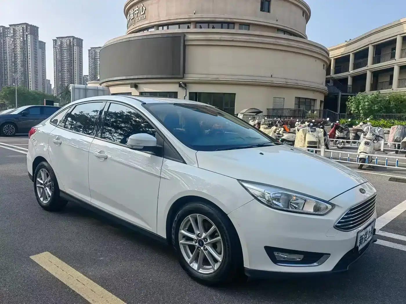 2017 Ford Focus Sedan EcoBoost 125 Automatic Super Sport Smart Edition — миниатюра 3