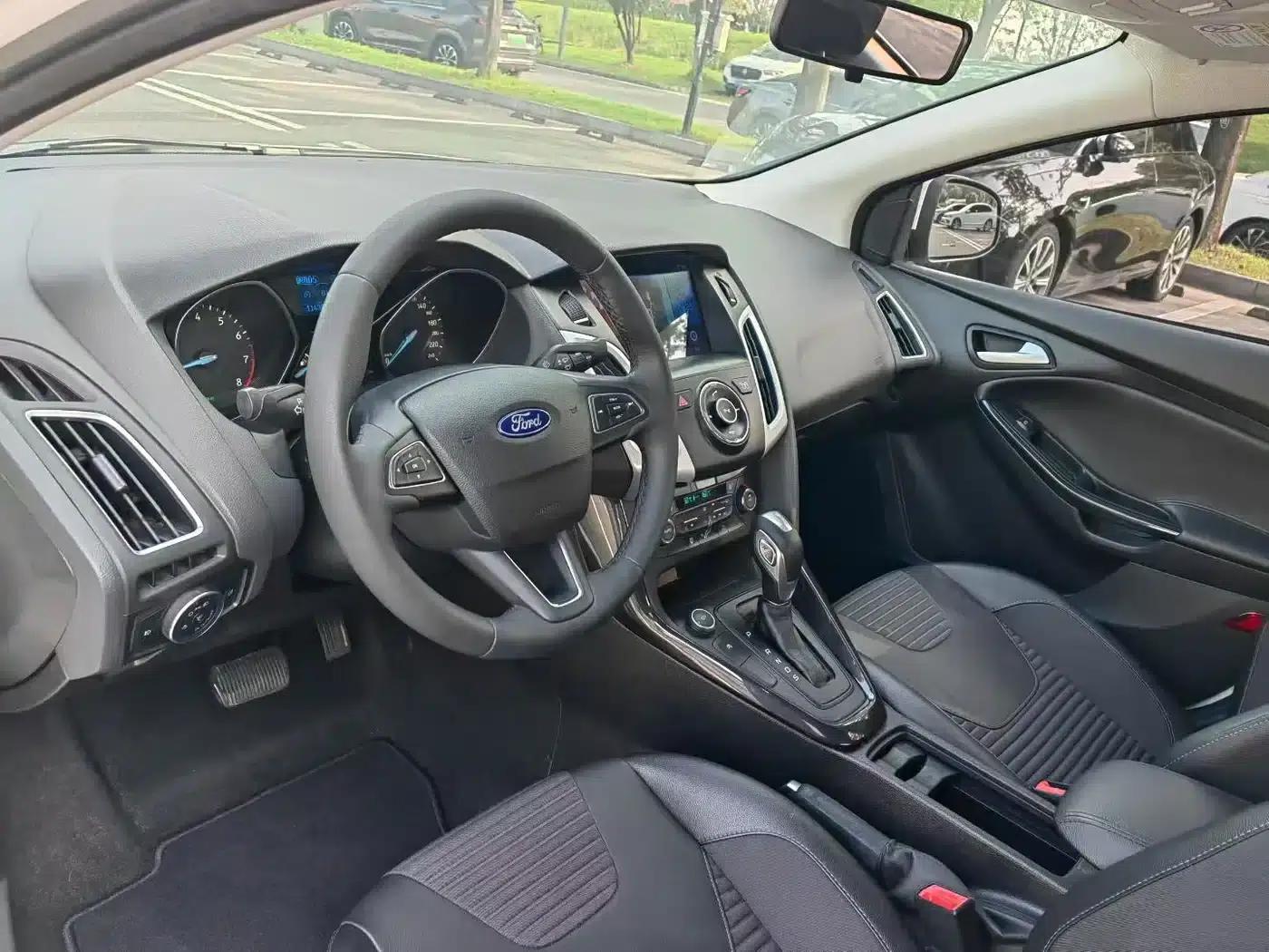 2017 Ford Focus Sedan EcoBoost 125 Automatic Super Sport Smart Edition — миниатюра 4