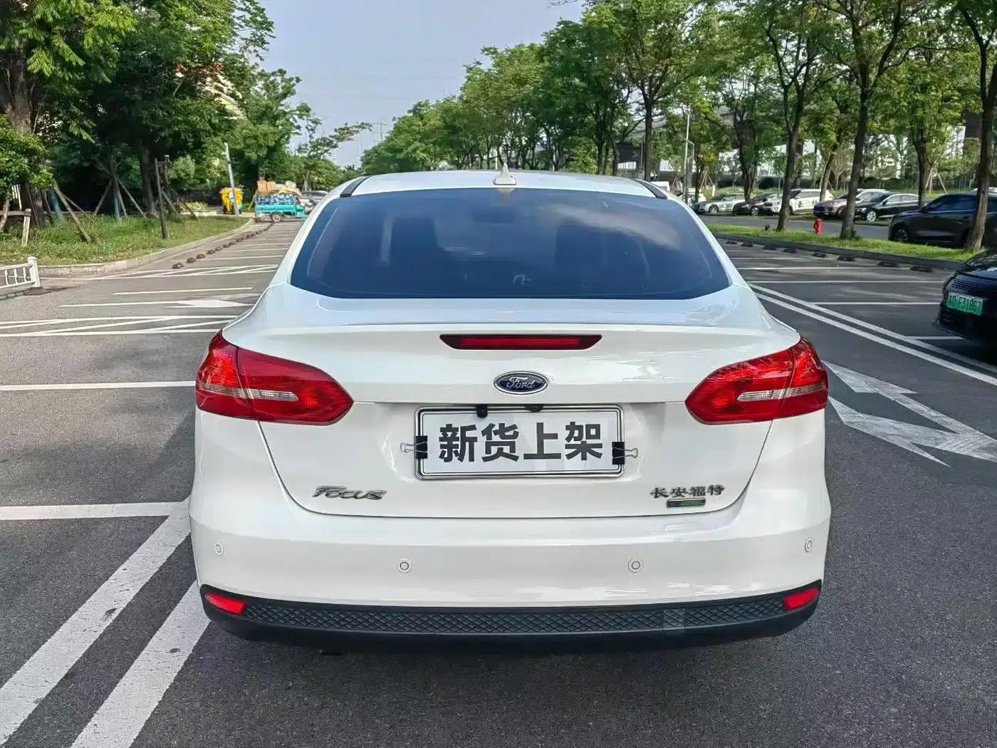 2017 Ford Focus Sedan EcoBoost 125 Automatic Super Sport Smart Edition — миниатюра 8