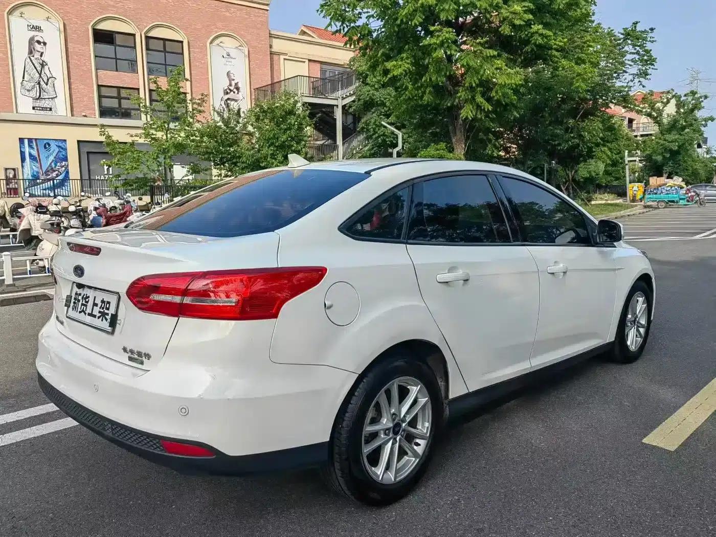 2017 Ford Focus Sedan EcoBoost 125 Automatic Super Sport Smart Edition — миниатюра 9