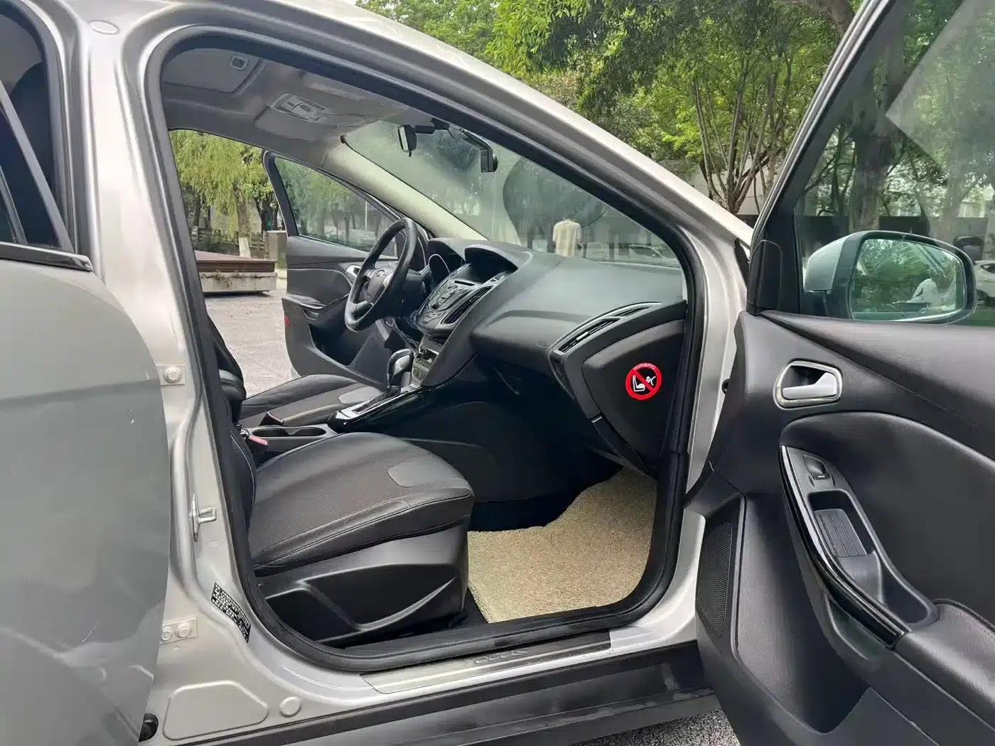 Ford Focus 2012 Sedan 1.6L Automatic Comfort — миниатюра 12
