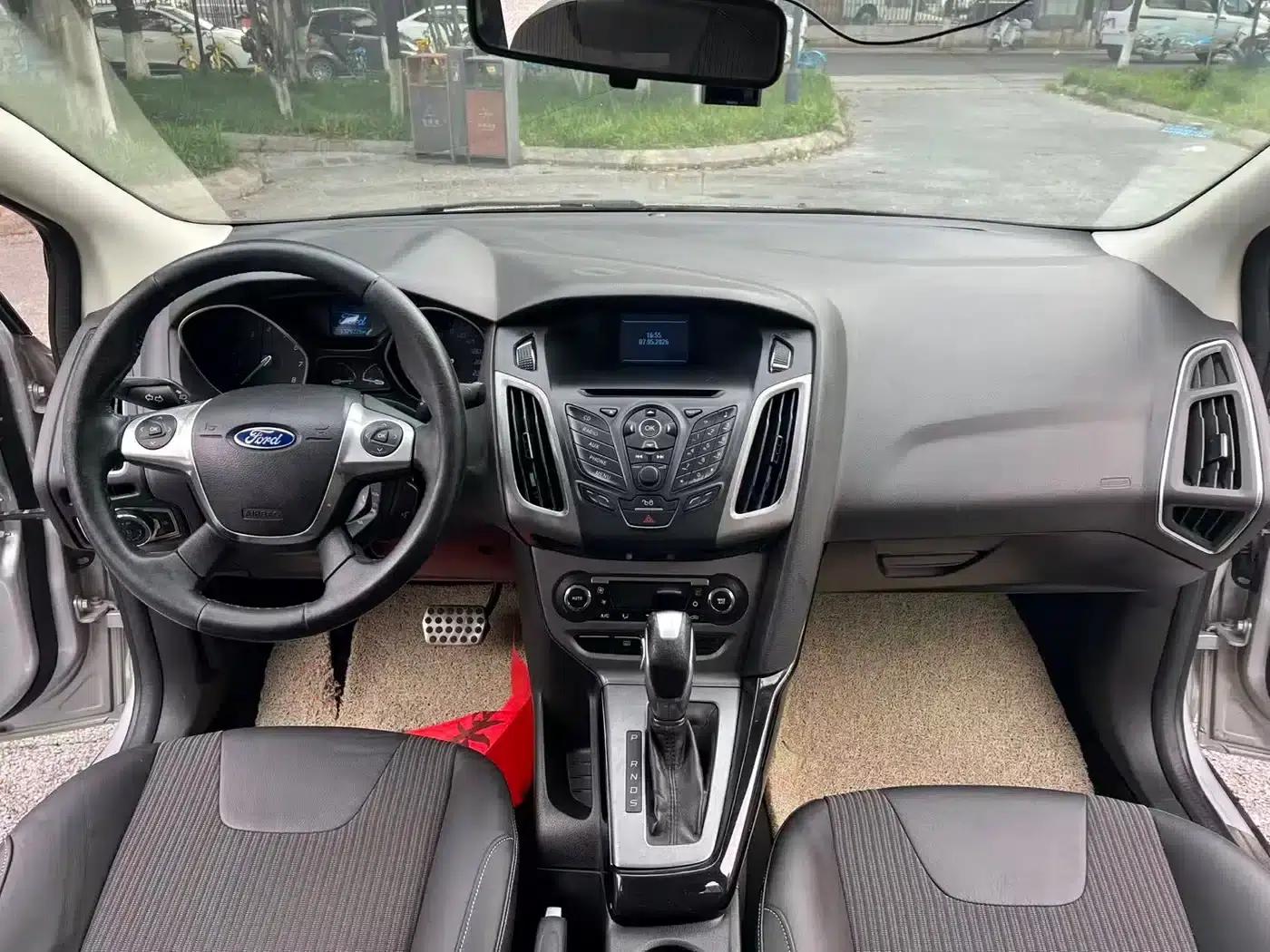 Ford Focus 2012 Sedan 1.6L Automatic Comfort — миниатюра 13