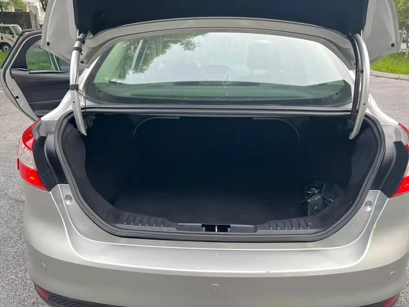 Ford Focus 2012 Sedan 1.6L Automatic Comfort — миниатюра 15
