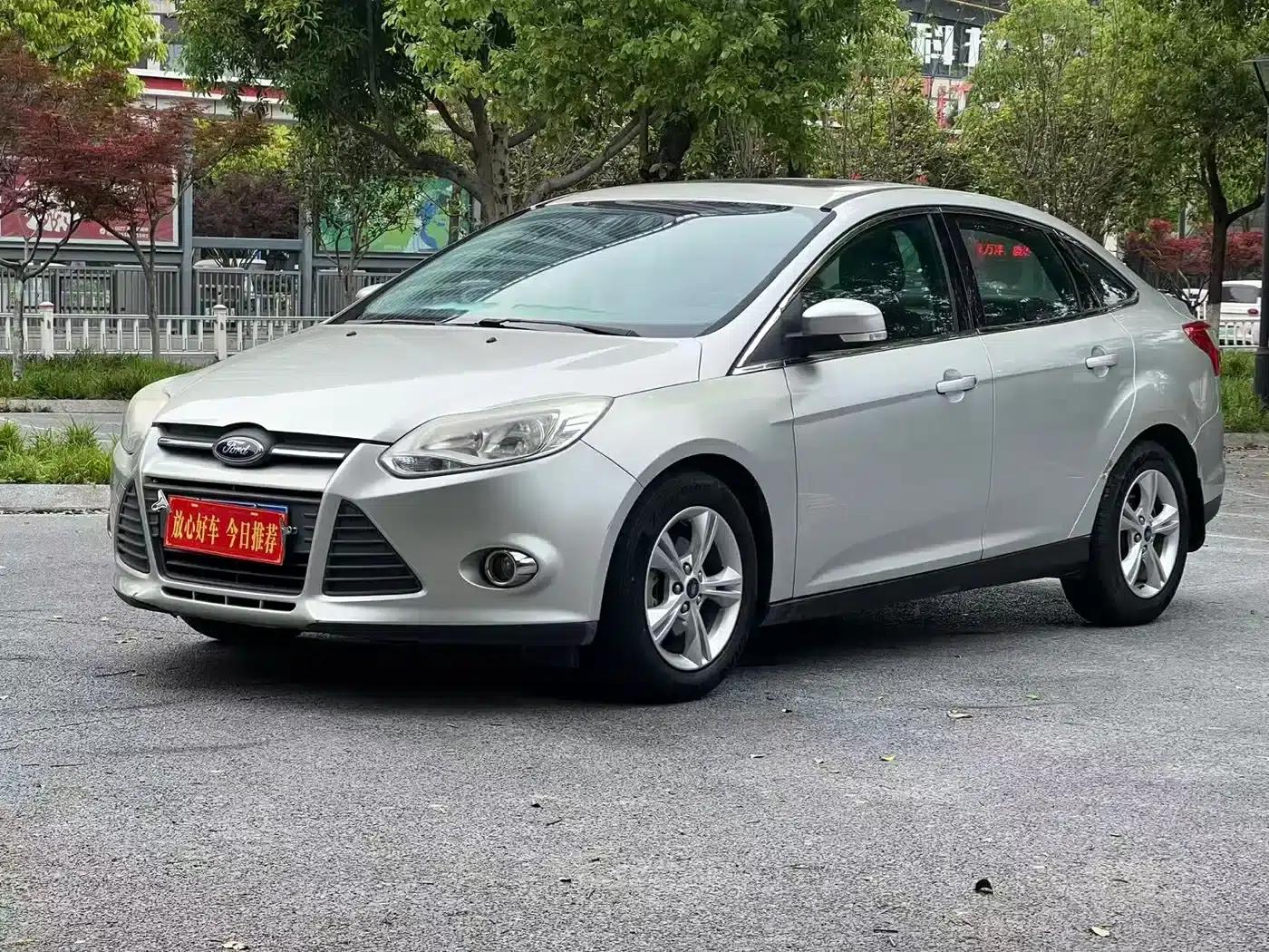 Ford Focus 2012 Sedan 1.6L Automatic Comfort — миниатюра 3