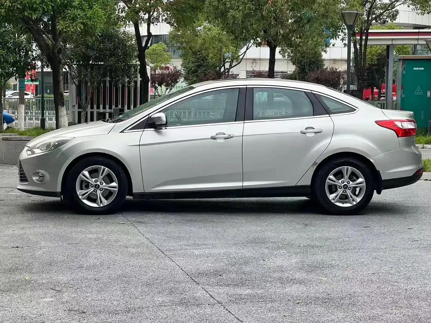 Ford Focus 2012 Sedan 1.6L Automatic Comfort — миниатюра 4