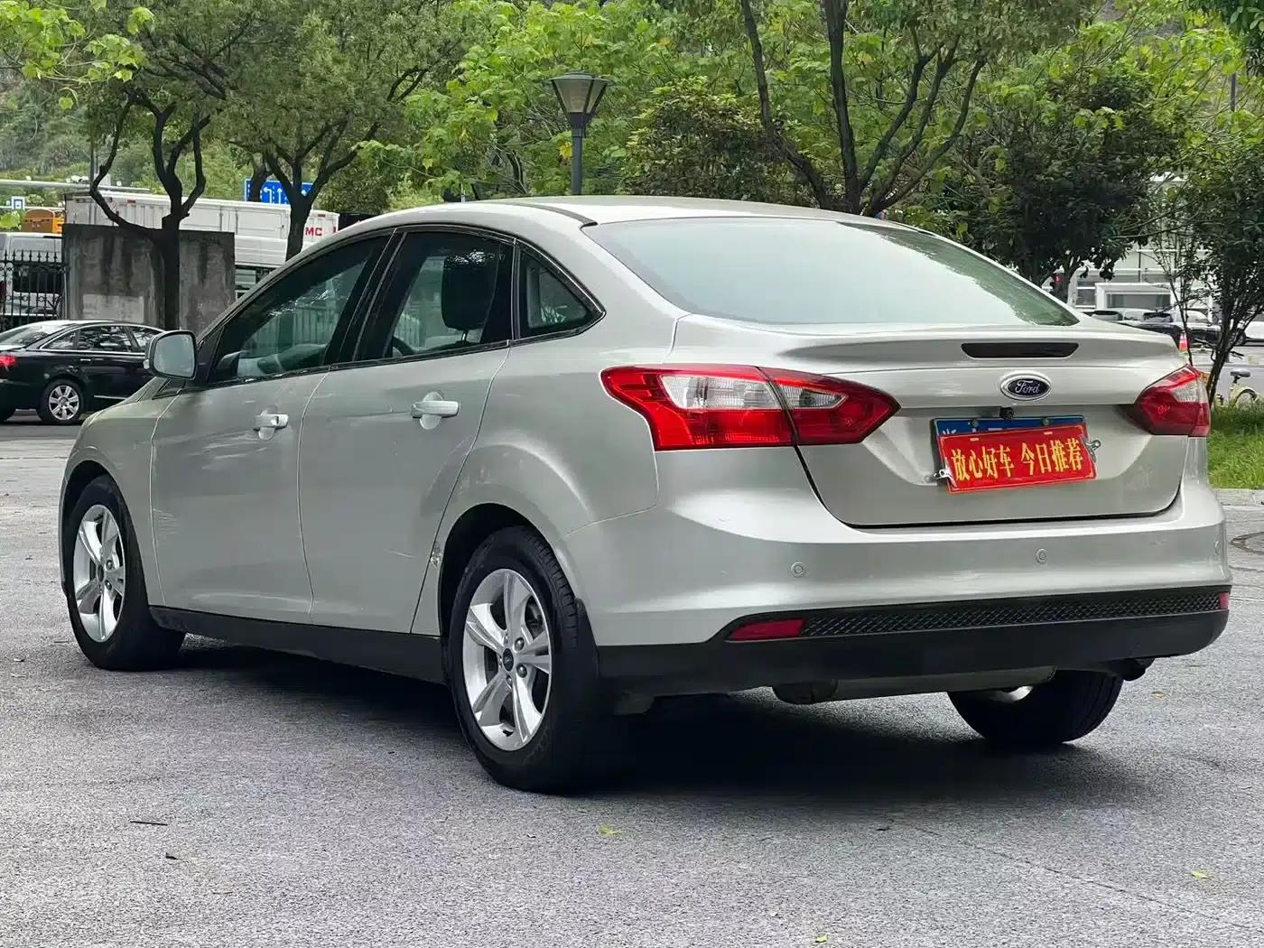 Ford Focus 2012 Sedan 1.6L Automatic Comfort — миниатюра 5