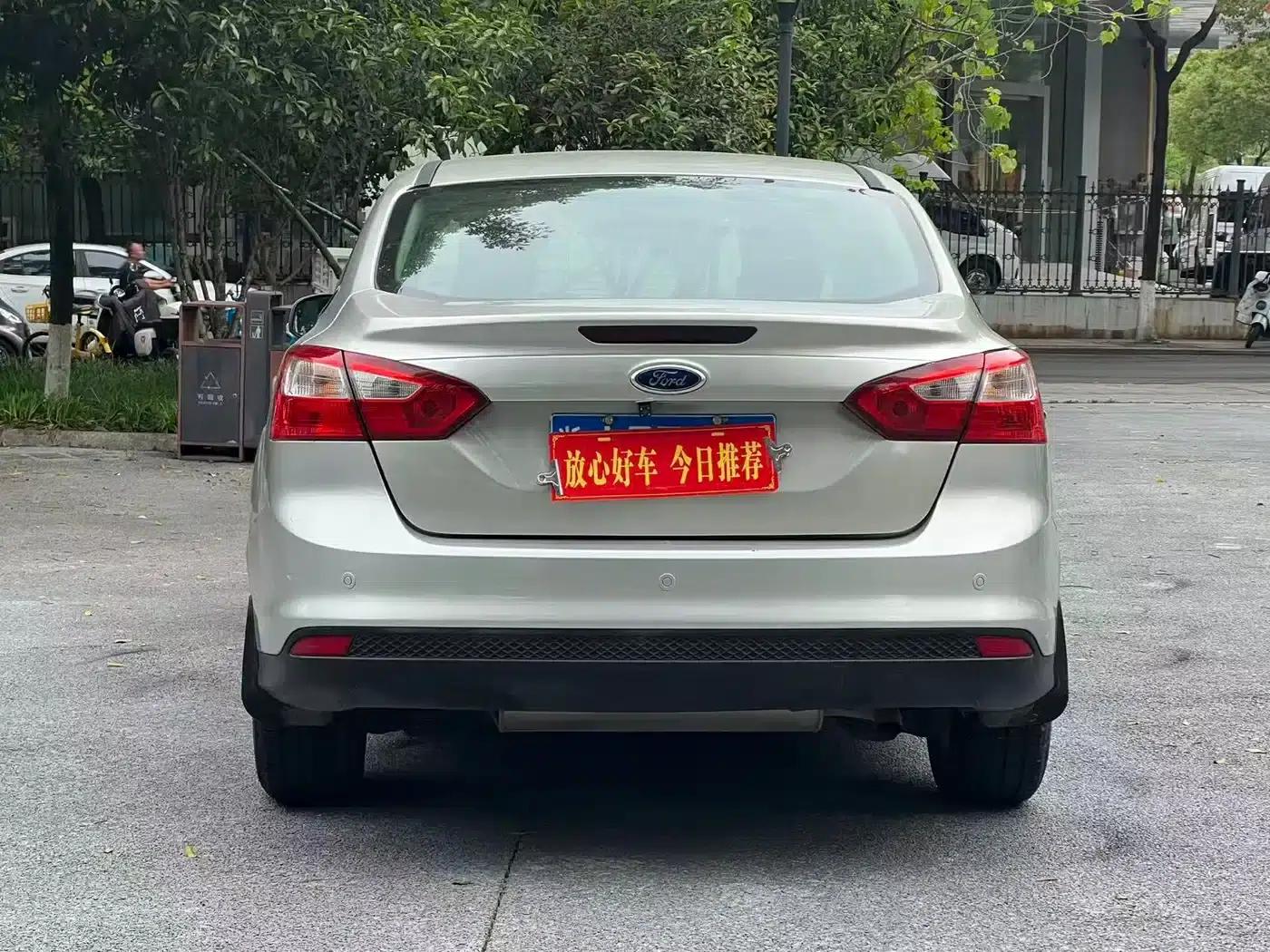 Ford Focus 2012 Sedan 1.6L Automatic Comfort — миниатюра 6