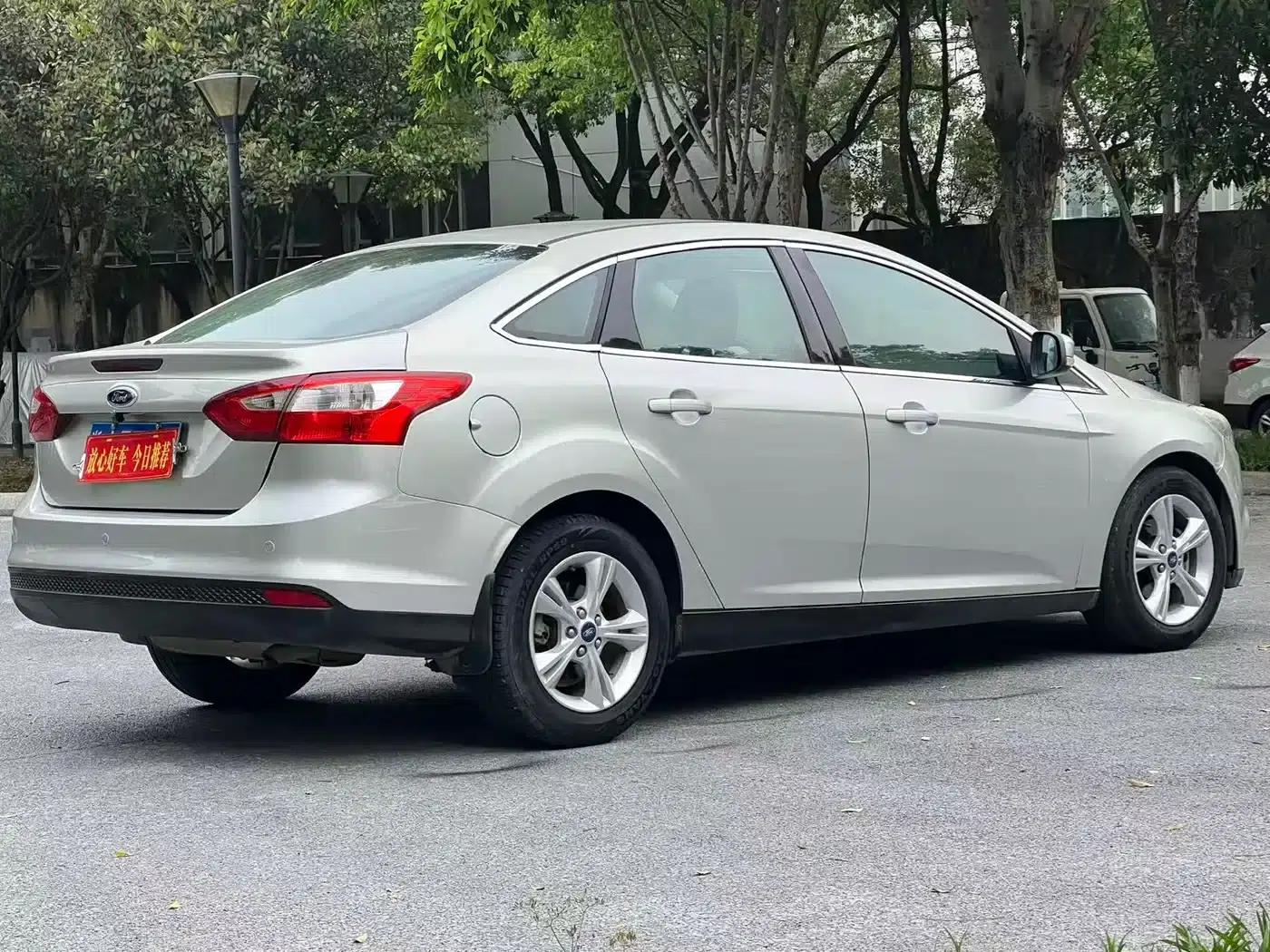 Ford Focus 2012 Sedan 1.6L Automatic Comfort — миниатюра 7
