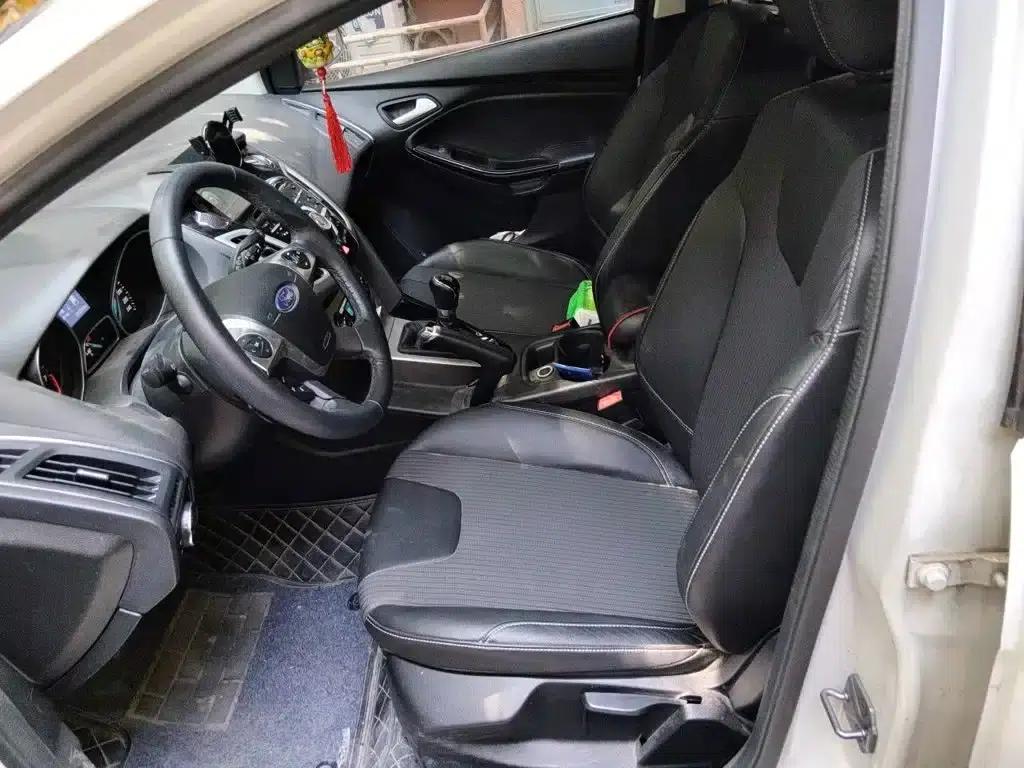 Ford Focus 2012 Hatchback 2.0L Manual Deluxe Sport — миниатюра 12