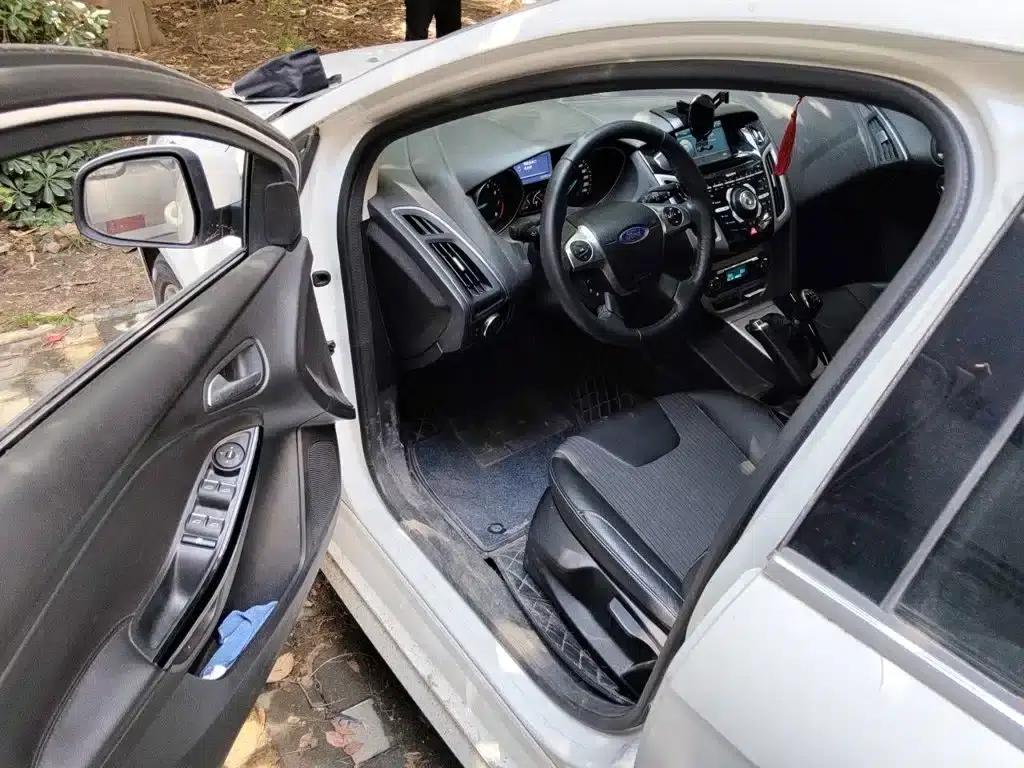 Ford Focus 2012 Hatchback 2.0L Manual Deluxe Sport — миниатюра 13