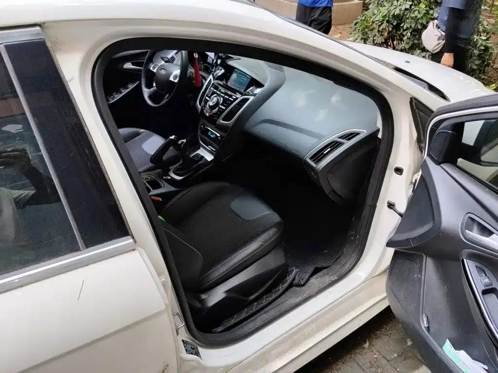 Ford Focus 2012 Hatchback 2.0L Manual Deluxe Sport — миниатюра 22