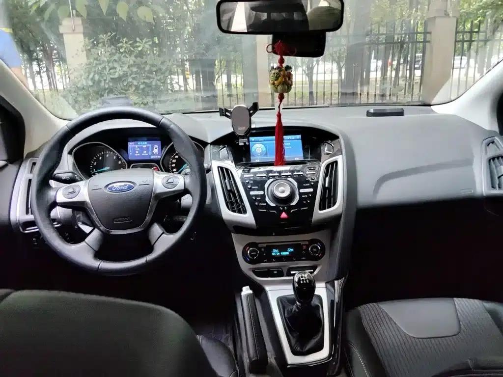 Ford Focus 2012 Hatchback 2.0L Manual Deluxe Sport — миниатюра 6