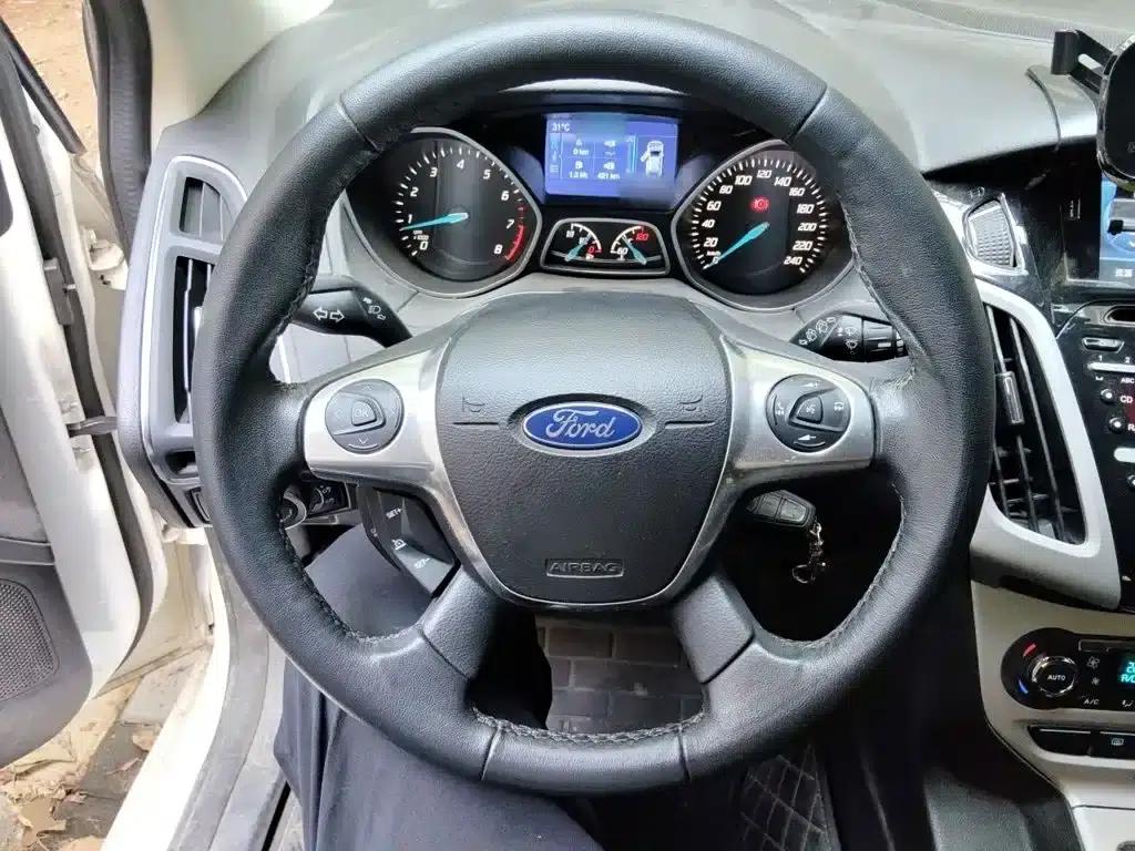 Ford Focus 2012 Hatchback 2.0L Manual Deluxe Sport — миниатюра 7