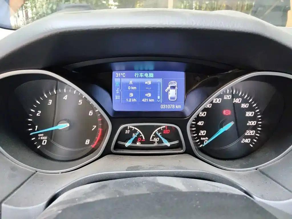 Ford Focus 2012 Hatchback 2.0L Manual Deluxe Sport — миниатюра 8