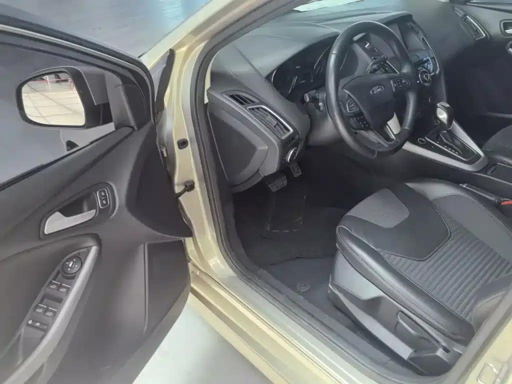 2015 Ford Focus Hatchback EcoBoost 180 Automatic Sport — миниатюра 16