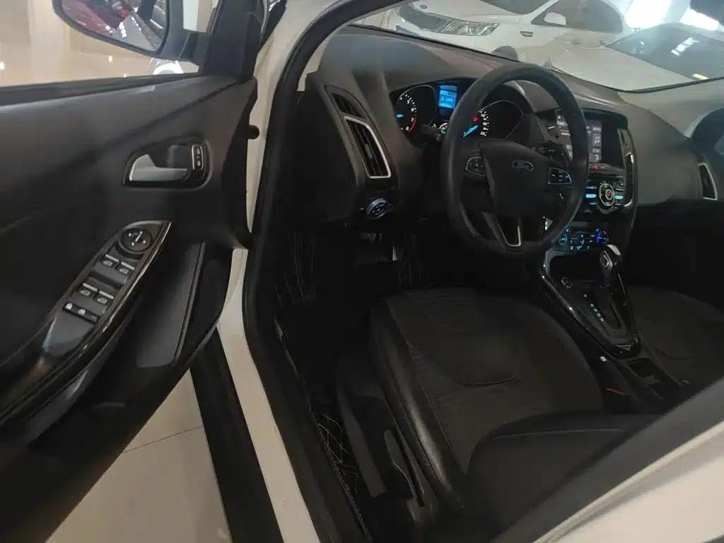 Ford Focus 2017 Sedan 1.6L Automatic Fashion Smart Edition — миниатюра 12