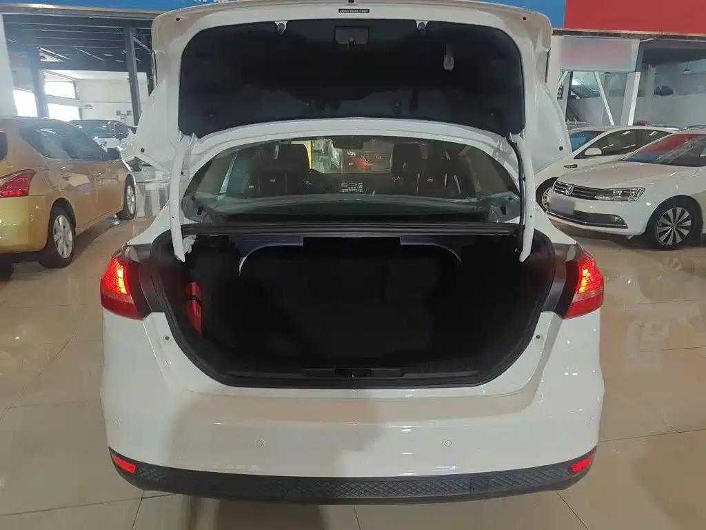 Ford Focus 2017 Sedan 1.6L Automatic Fashion Smart Edition — миниатюра 15