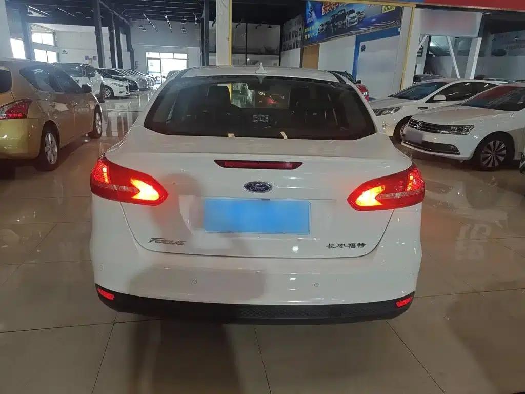 Ford Focus 2017 Sedan 1.6L Automatic Fashion Smart Edition — миниатюра 4
