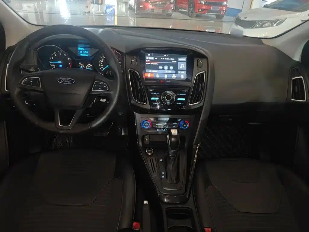 Ford Focus 2017 Sedan 1.6L Automatic Fashion Smart Edition — миниатюра 6