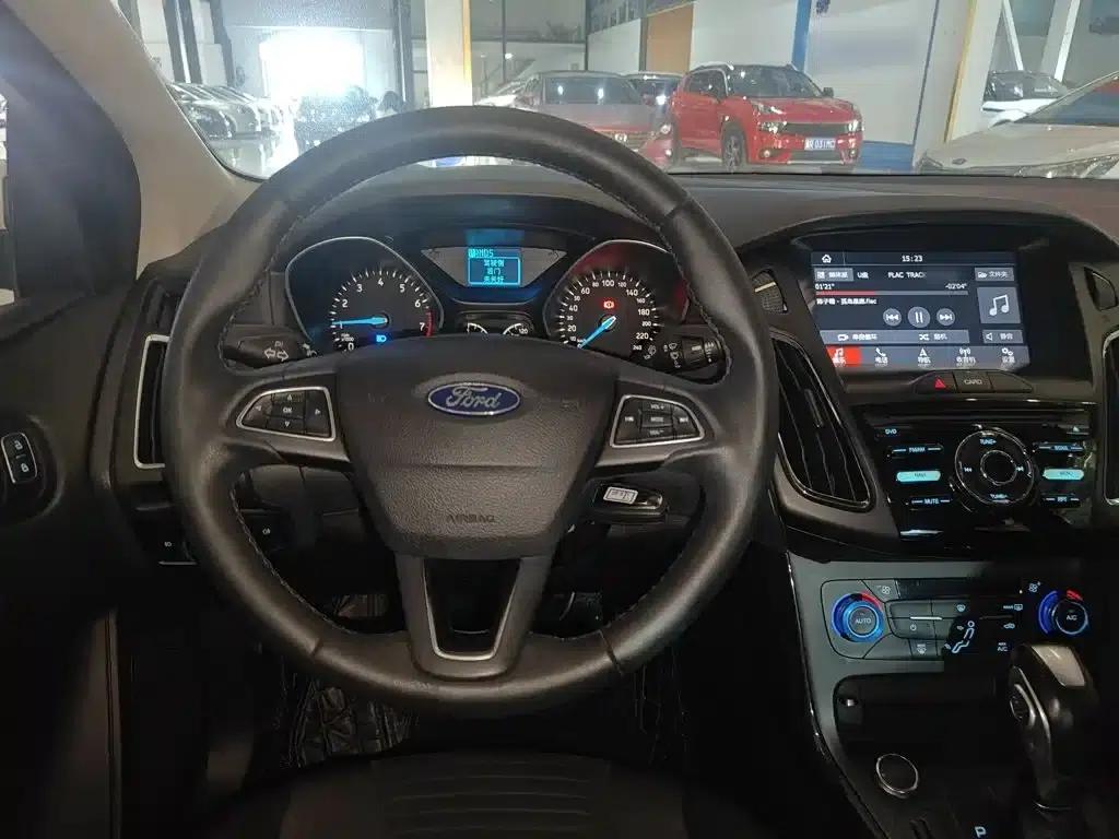 Ford Focus 2017 Sedan 1.6L Automatic Fashion Smart Edition — миниатюра 7