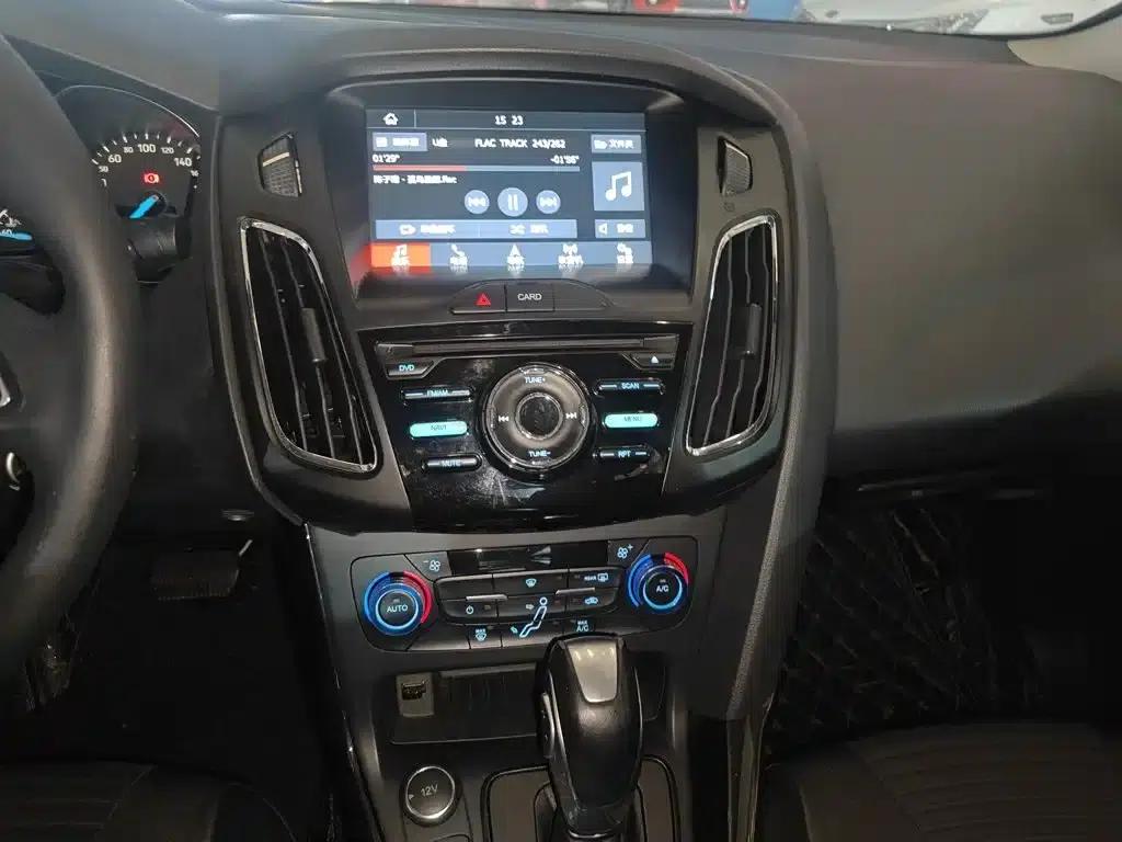 Ford Focus 2017 Sedan 1.6L Automatic Fashion Smart Edition — миниатюра 9