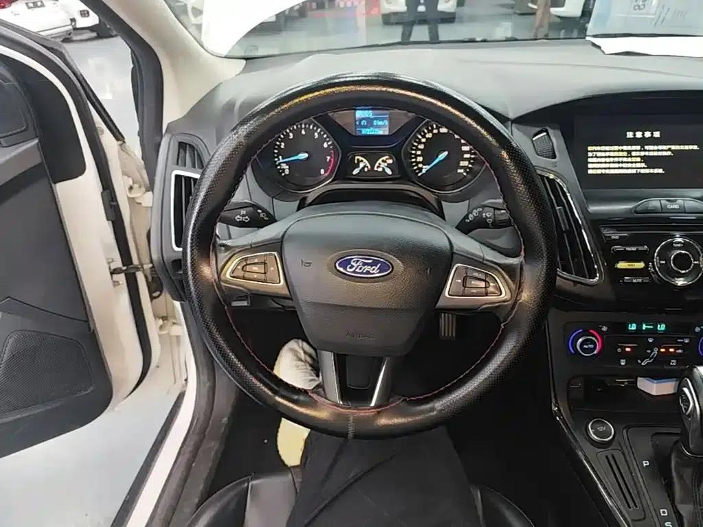 Ford Focus 2017 Hatchback 1.6L Automatic Fashion Smart Edition — миниатюра 11