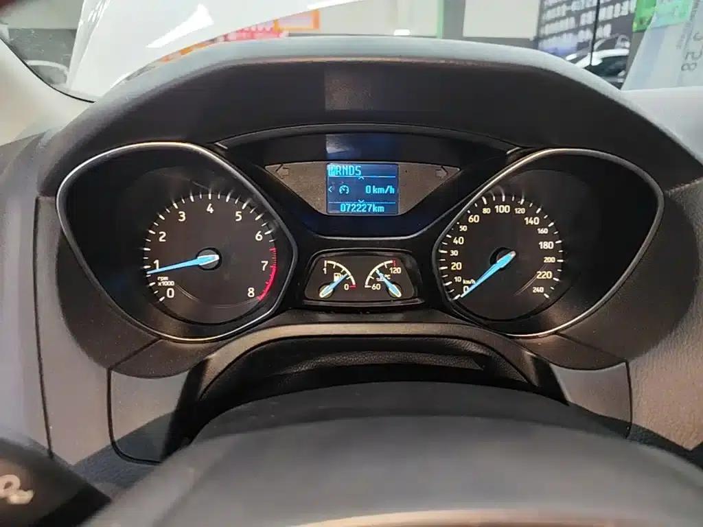Ford Focus 2017 Hatchback 1.6L Automatic Fashion Smart Edition — миниатюра 12