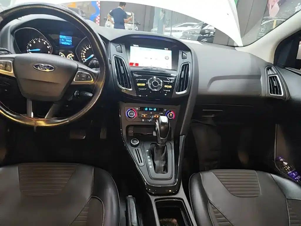 Ford Focus 2017 Hatchback 1.6L Automatic Fashion Smart Edition — миниатюра 13