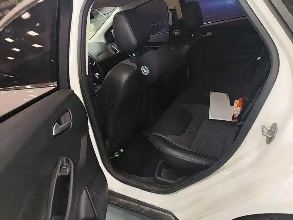 Ford Focus 2017 Hatchback 1.6L Automatic Fashion Smart Edition — миниатюра 17