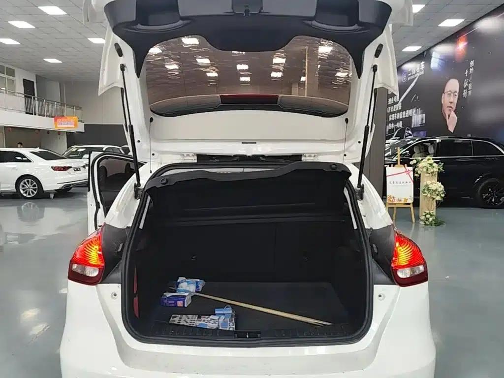 Ford Focus 2017 Hatchback 1.6L Automatic Fashion Smart Edition — миниатюра 19