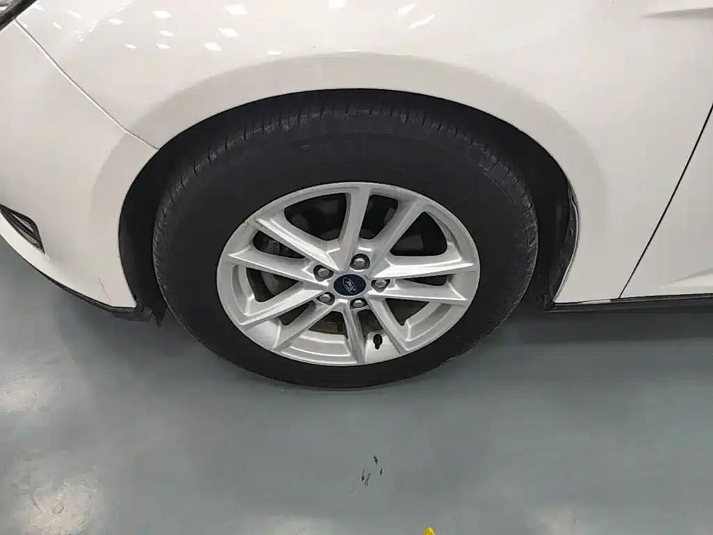 Ford Focus 2017 Hatchback 1.6L Automatic Fashion Smart Edition — миниатюра 23