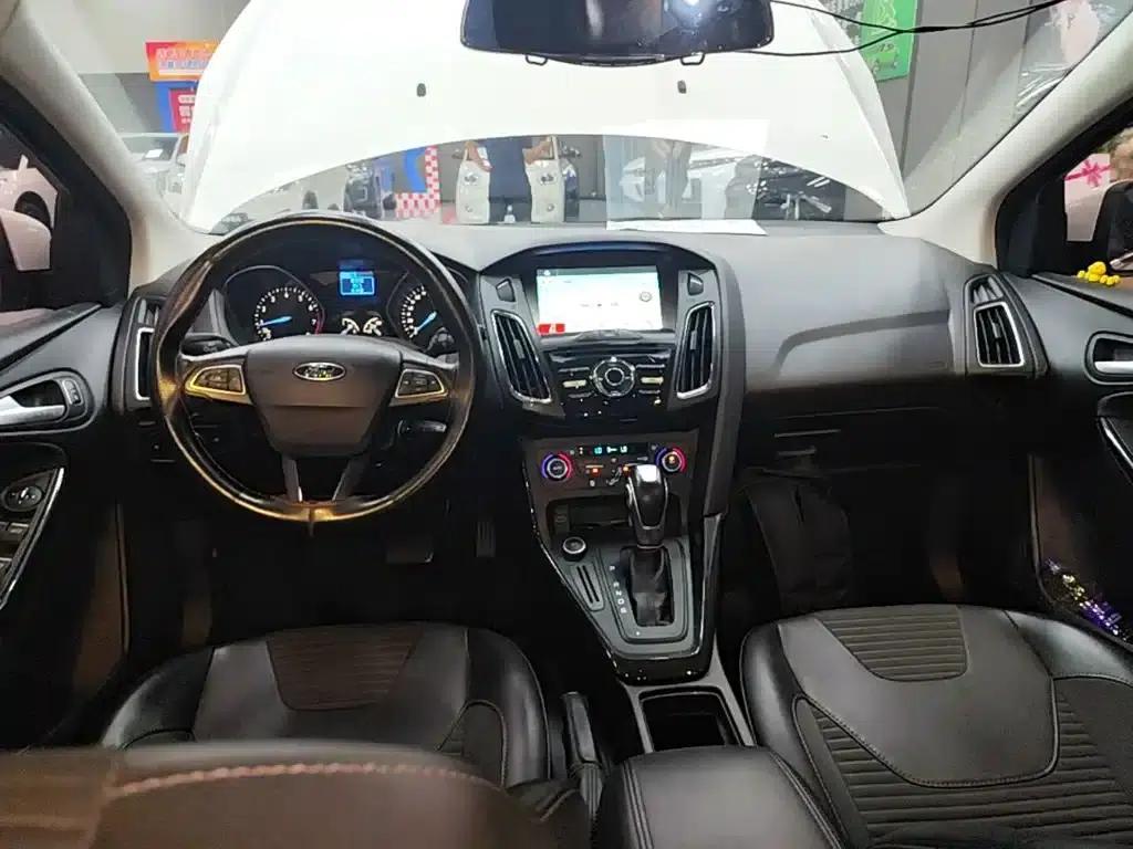 Ford Focus 2017 Hatchback 1.6L Automatic Fashion Smart Edition — миниатюра 10