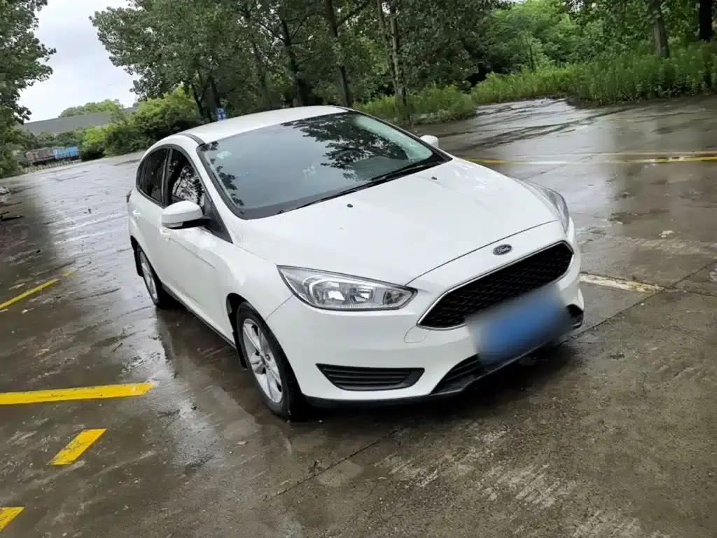 Ford Focus 2018 Hatchback Classic 1.6L Automatic Comfort Smart Edition — миниатюра 4