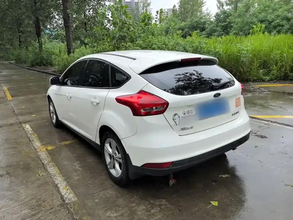Ford Focus 2018 Hatchback Classic 1.6L Automatic Comfort Smart Edition — миниатюра 5
