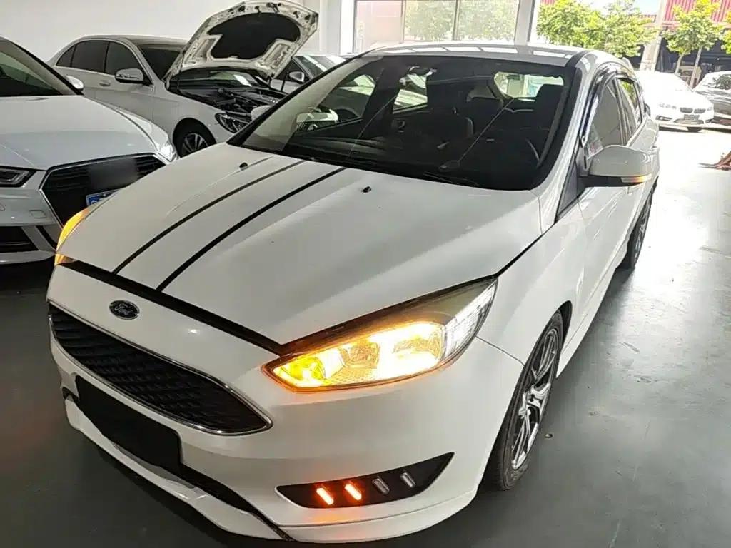 Ford Focus 2018 Hatchback Classic 1.6L Automatic Comfort Smart Edition — миниатюра 2
