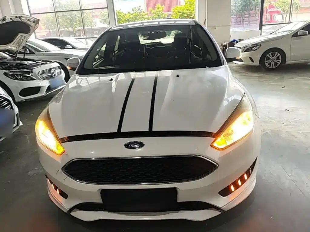 Ford Focus 2018 Hatchback Classic 1.6L Automatic Comfort Smart Edition — миниатюра 3