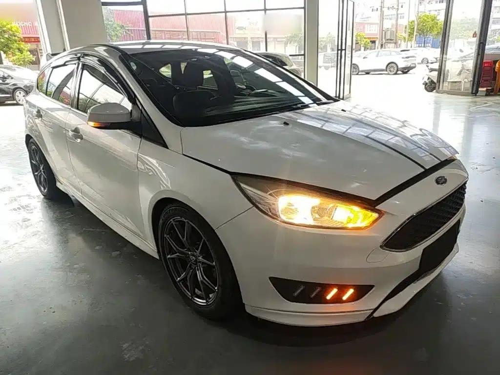 Ford Focus 2018 Hatchback Classic 1.6L Automatic Comfort Smart Edition — миниатюра 4