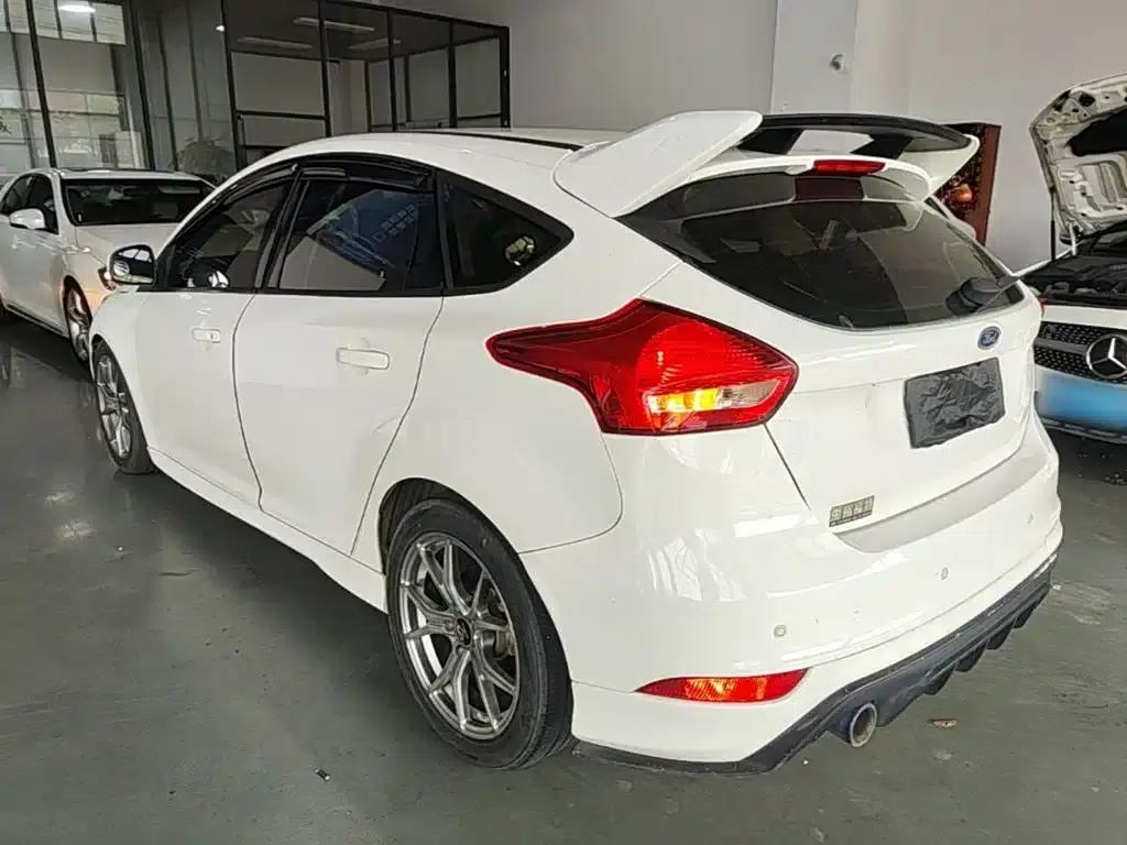 Ford Focus 2018 Hatchback Classic 1.6L Automatic Comfort Smart Edition — миниатюра 5