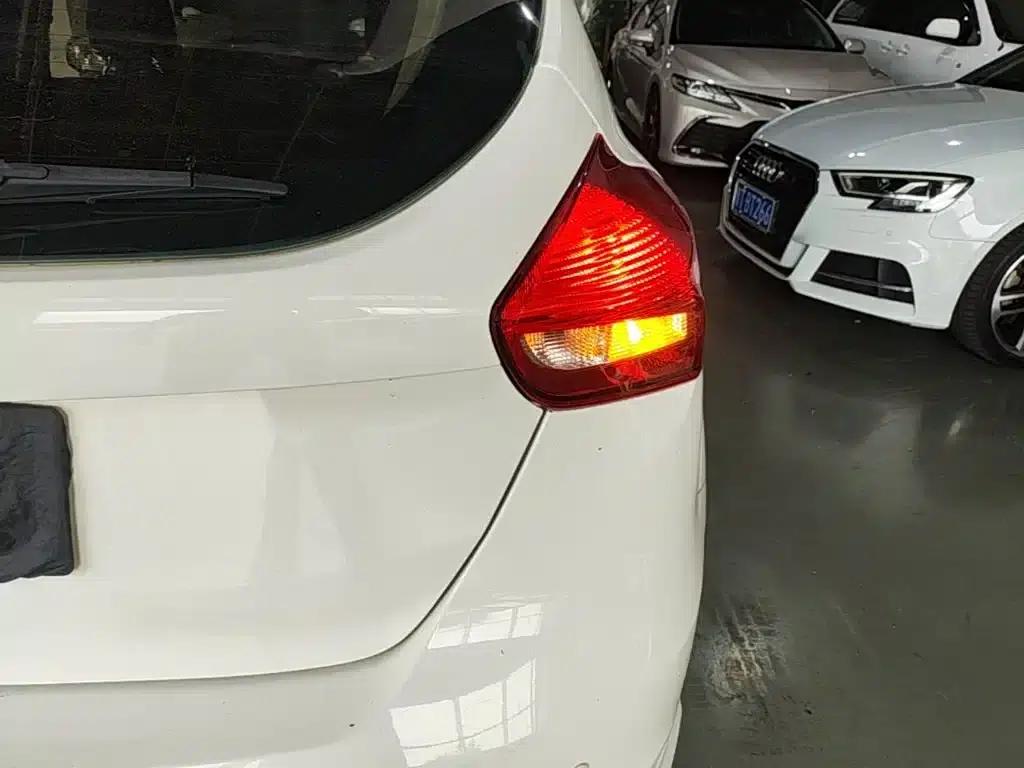 Ford Focus 2018 Hatchback Classic 1.6L Automatic Comfort Smart Edition — миниатюра 8