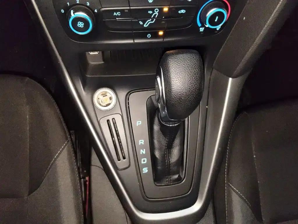 Ford Focus 2015 Hatchback 1.6L Automatic Comfort — миниатюра 11